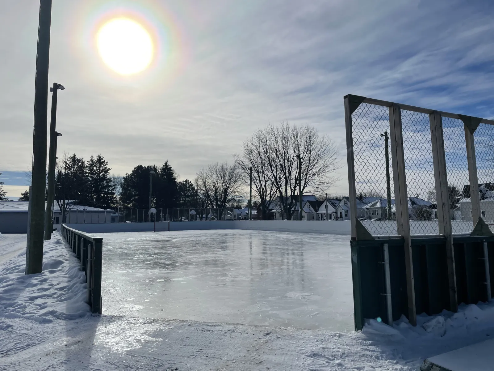 La pista con vallas de Minnesota Park con una superficie de hielo despejada — Minnesota Park Outdoor Rinks