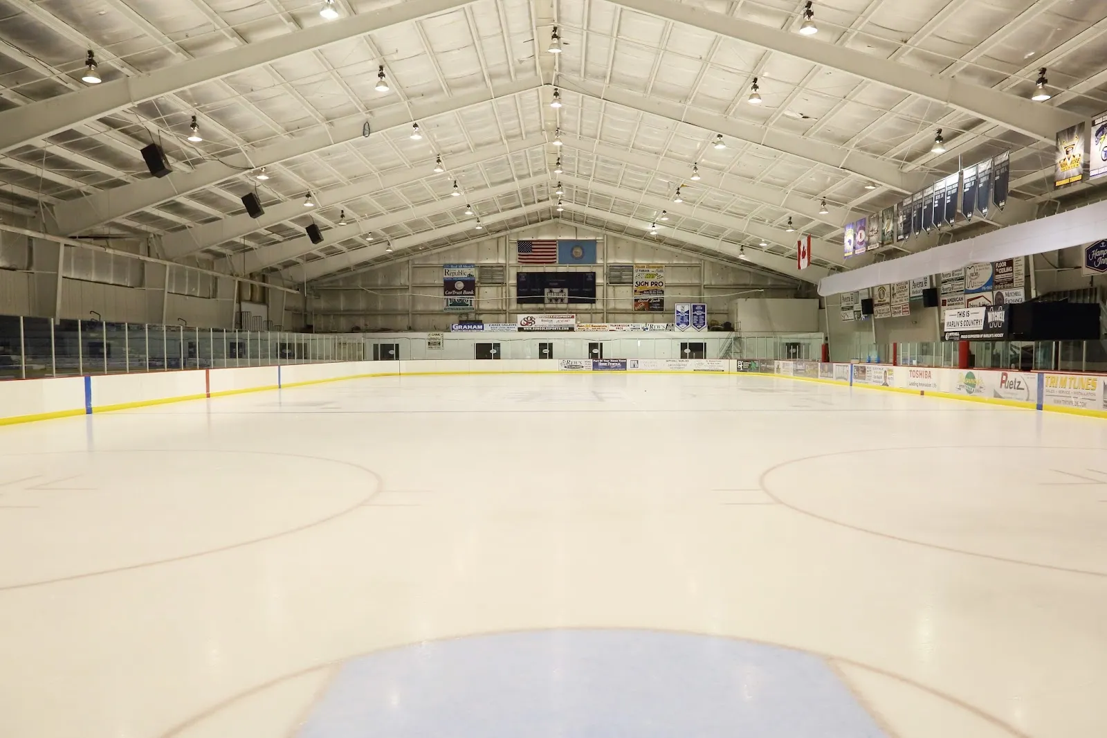 Pista de hielo vacía dentro del Mitchell Ice Arena, en el Mitchell Activity Center (foto de la ficha de Google Maps) — Mitchell Ice Arena