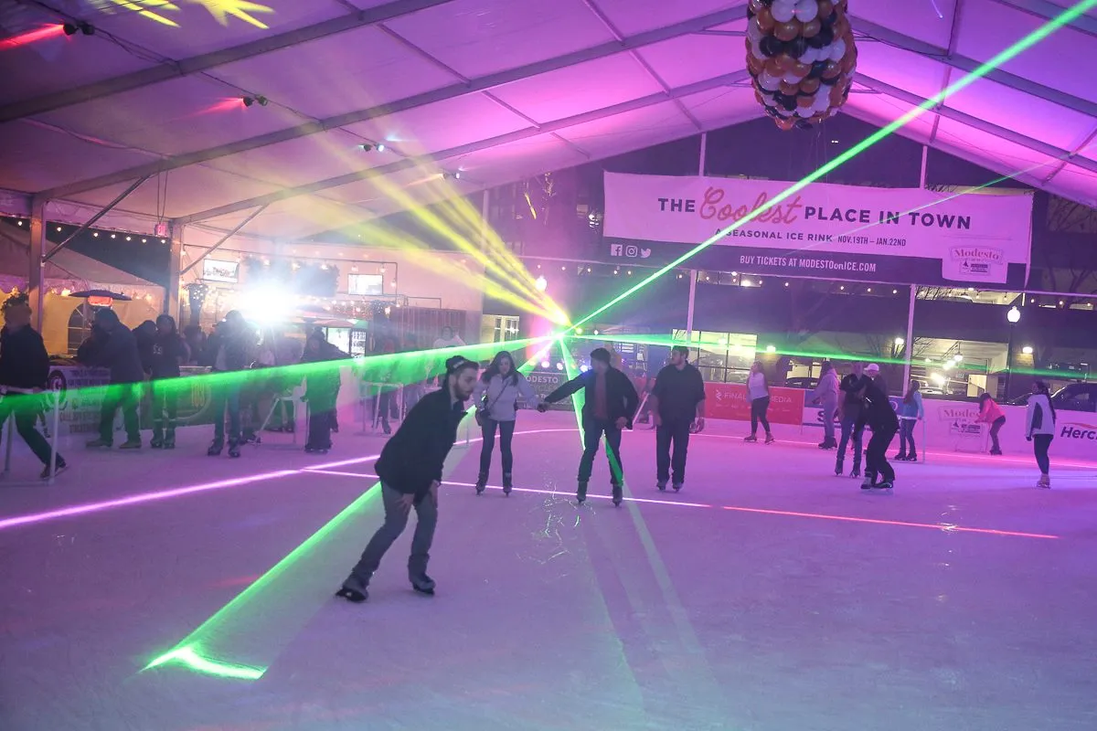 Patinadores en la pista Modesto On Ice cubierta con carpa durante una sesión nocturna (foto del listado de Google Maps) — Modesto On Ice