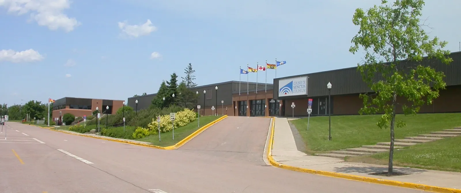 La entrada principal del Moncton Coliseum Complex en Killam Drive, de la página de la instalación de la Ciudad de Moncton — Moncton Coliseum