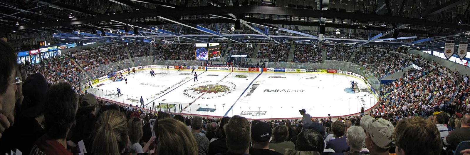 El interior del Moncton Coliseum durante un partido de hockey — Moncton Coliseum