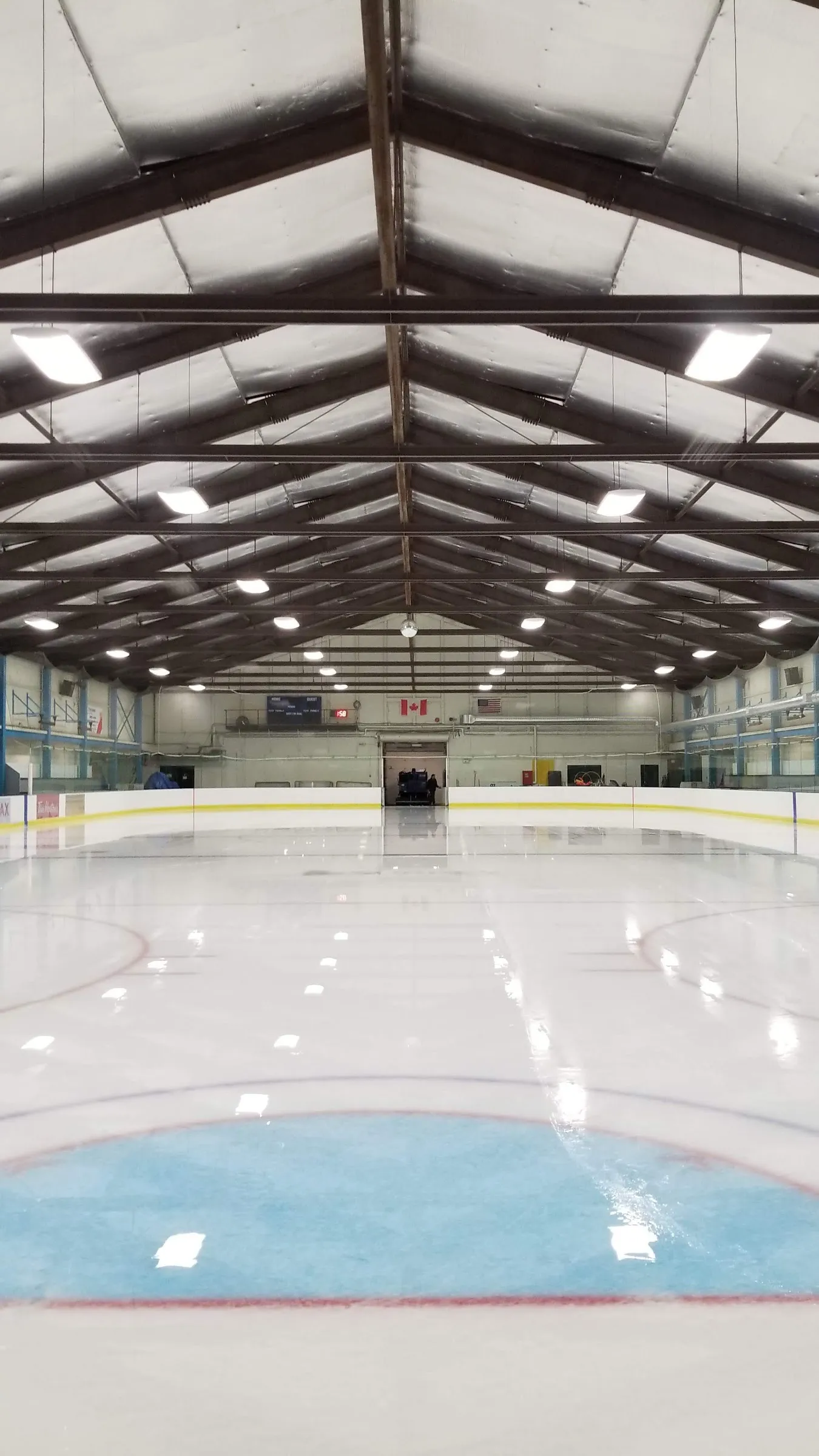 Moody Park Arena: pista de hielo vacía, New Westminster — Moody Park Arena