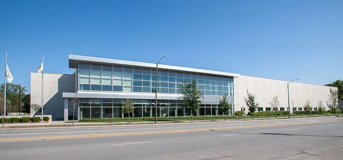 Una larga fachada de vidrio a lo largo de una calle vacía — Morgan Park Sports Center (Chicago)