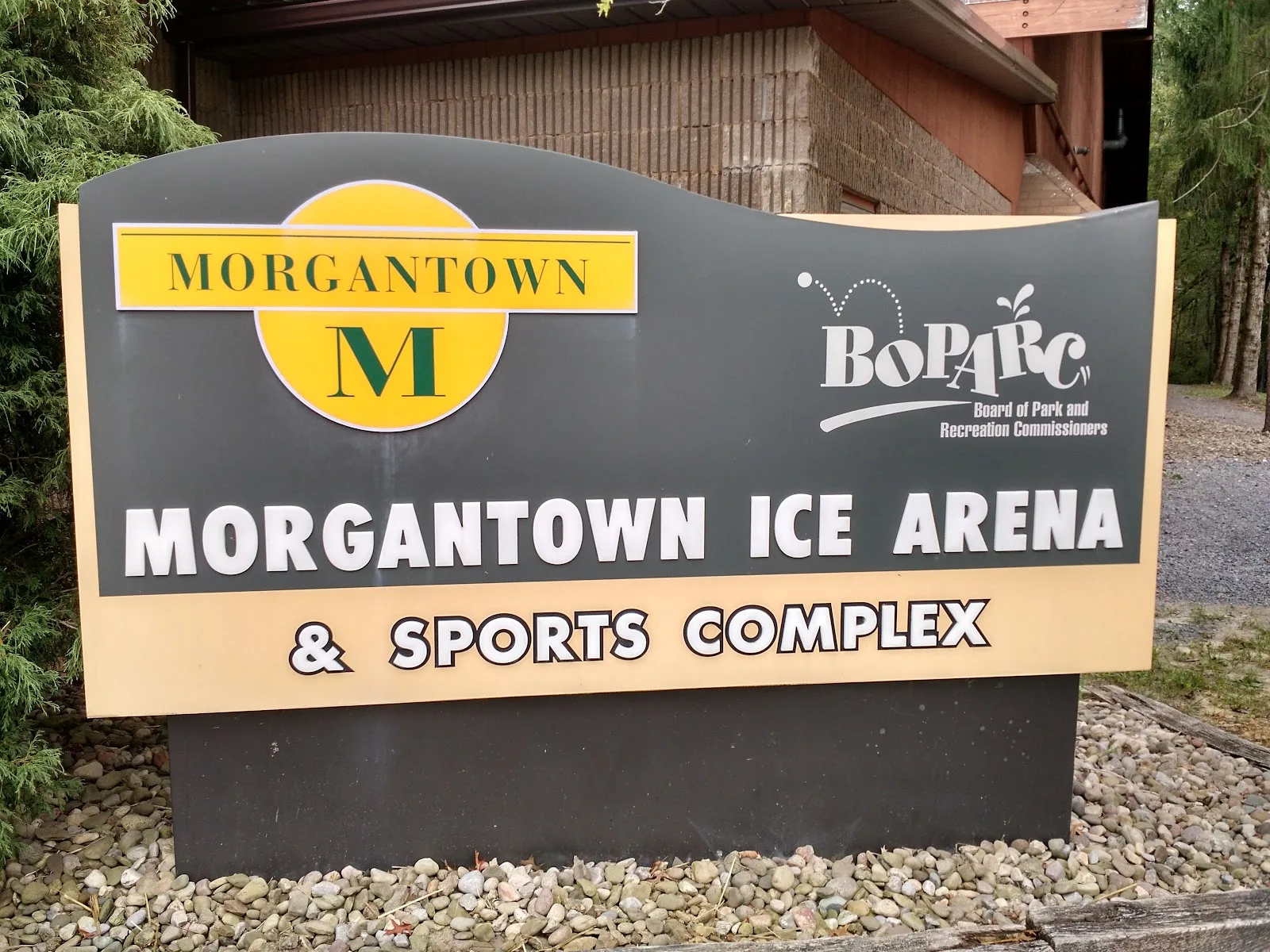 El letrero del Morgantown Ice Arena and Sports Complex en la instalación de BOPARC en Mississippi Street — Morgantown Ice Arena