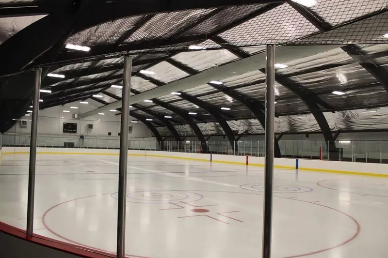 La superficie de hielo del BOPARC Sports Complex en Morgantown, de la página de la instalación de BOPARC — Morgantown Ice Arena