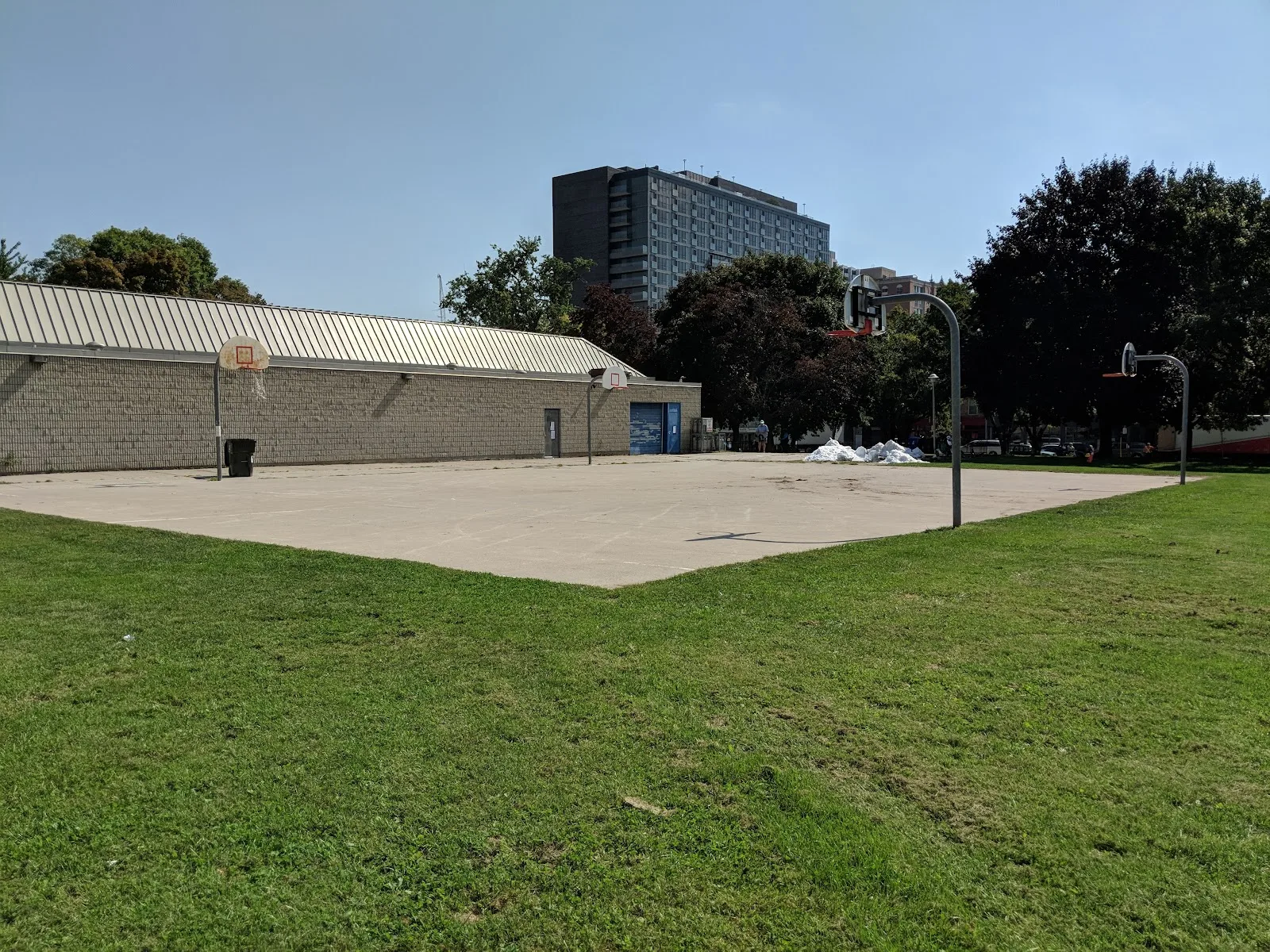 El costado de Moss Park Arena junto a la cancha de baloncesto del parque — Moss Park Arena