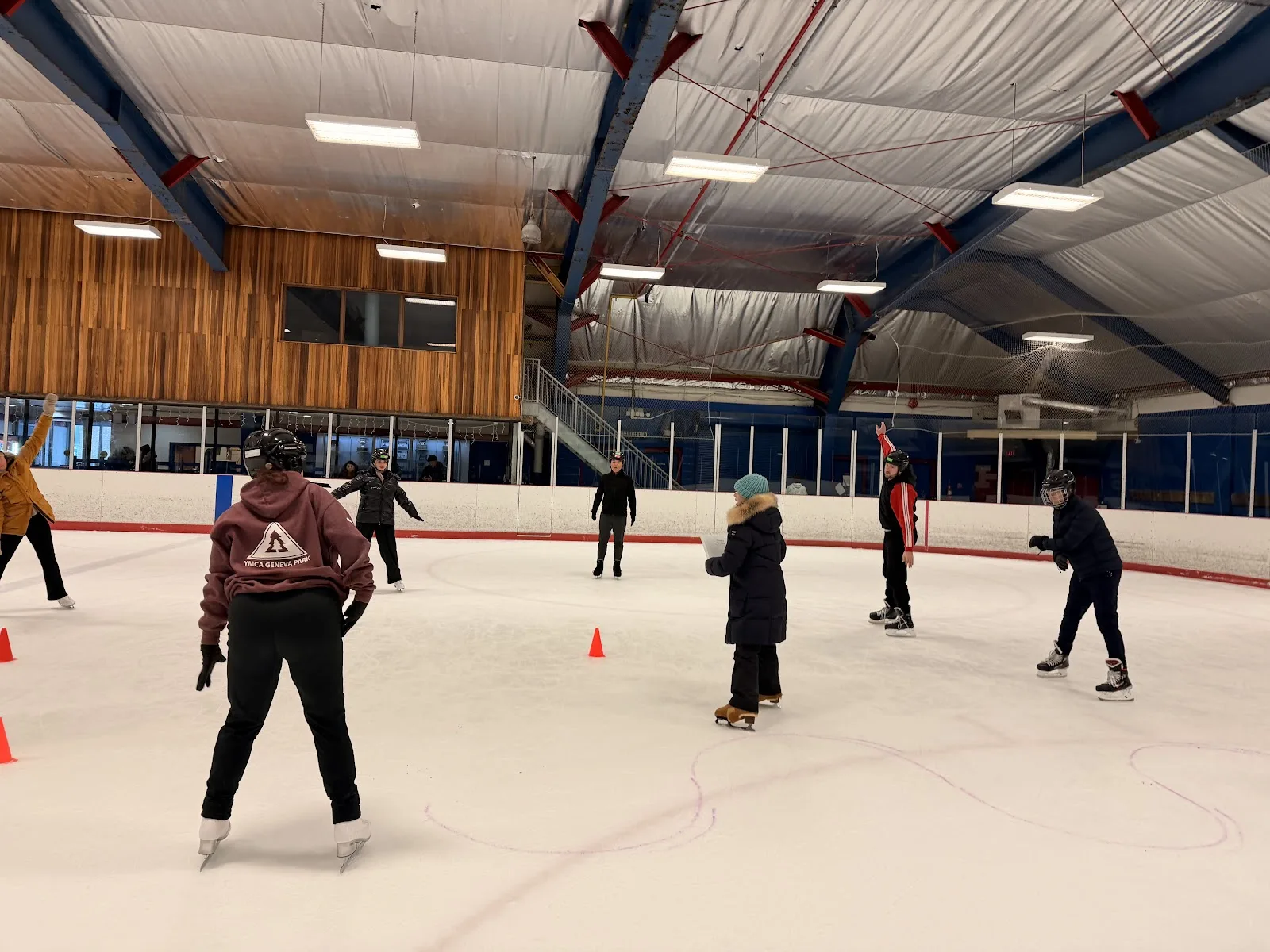 Patinadores en el hielo de Moss Park Arena — Moss Park Arena