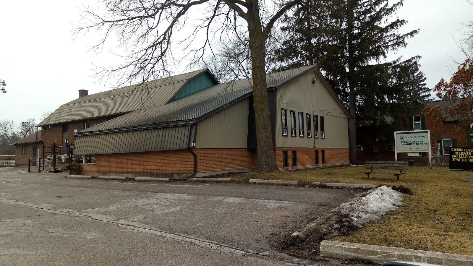 El centro comunitario de Mount Albert, sede de la pista, en una foto de su ficha de Google Maps. — Mount Albert Community Centre Outdoor Rink (East Gwillimbury)