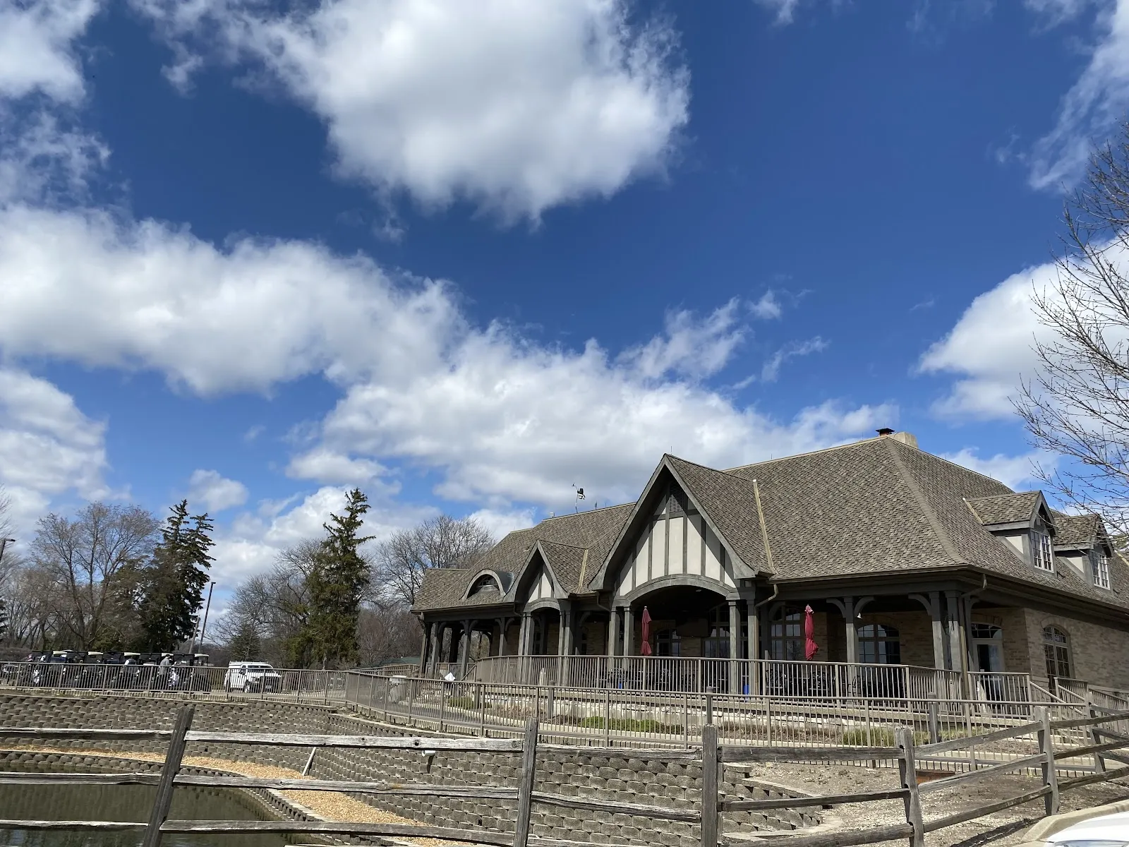 El exterior de Mount Prospect Golf Club Outdoor Ice Rink, en una foto de su ficha de Google Maps. — Mount Prospect Golf Club Outdoor Ice Rink