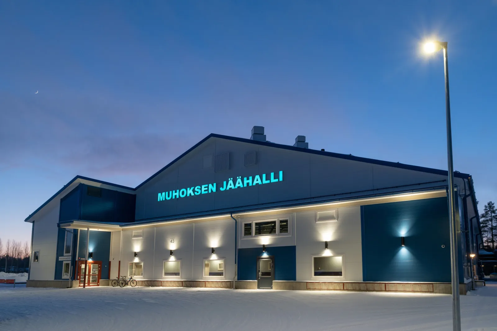 Muhoksen jäähalli ulkoa illalla – Muhoksen jäähalli