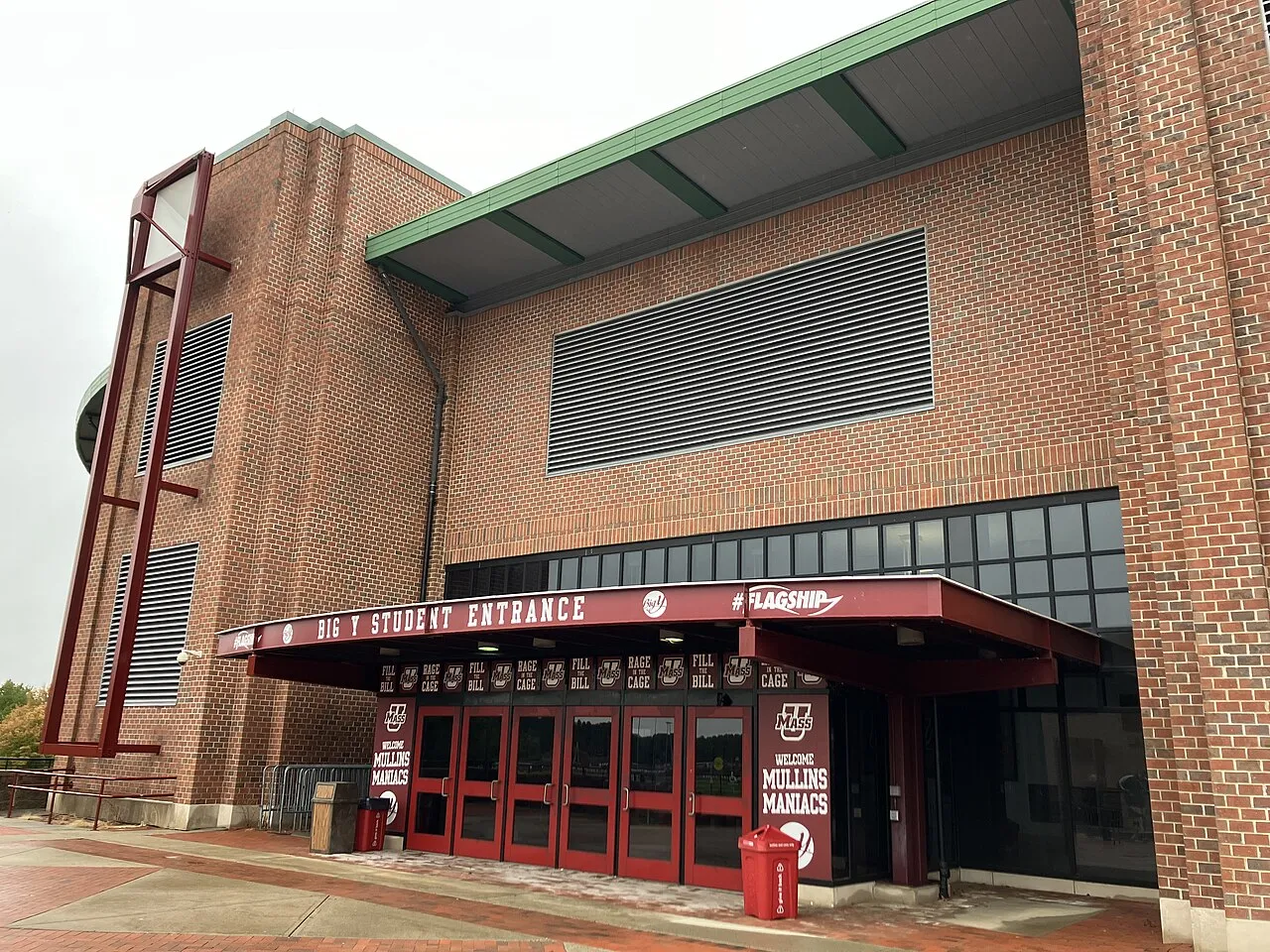 El Mullins Center, de ladrillo, en el campus de UMass Amherst con la marquesina de su entrada para estudiantes; la Community Ice Rink está en el edificio anexo. — Mullins Center Community Ice Rink