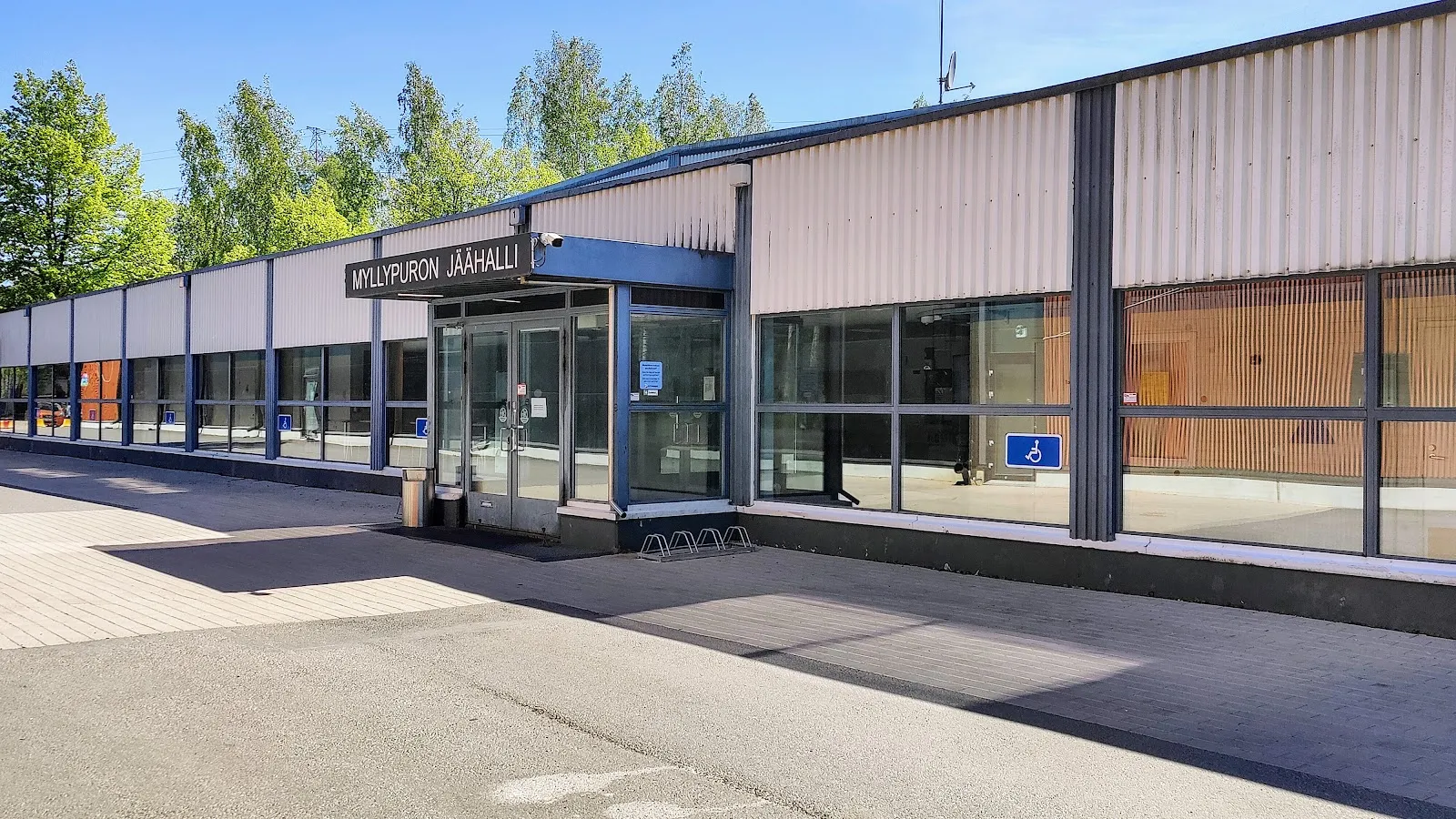 Myllypuron jäähalli, hallens entrésida med hallens skylt – Myllypuron jäähalli