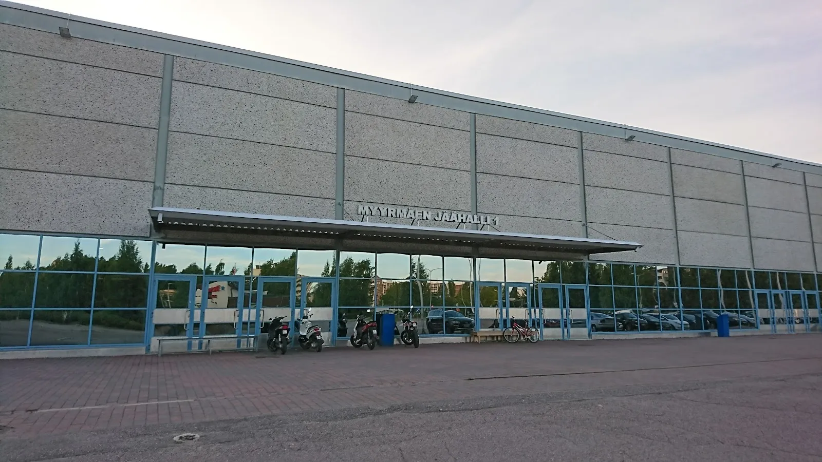 Myyrmäen jäähalli, rakennuksen sisäänkäyntipuoli – Myyrmäen jäähalli 1
