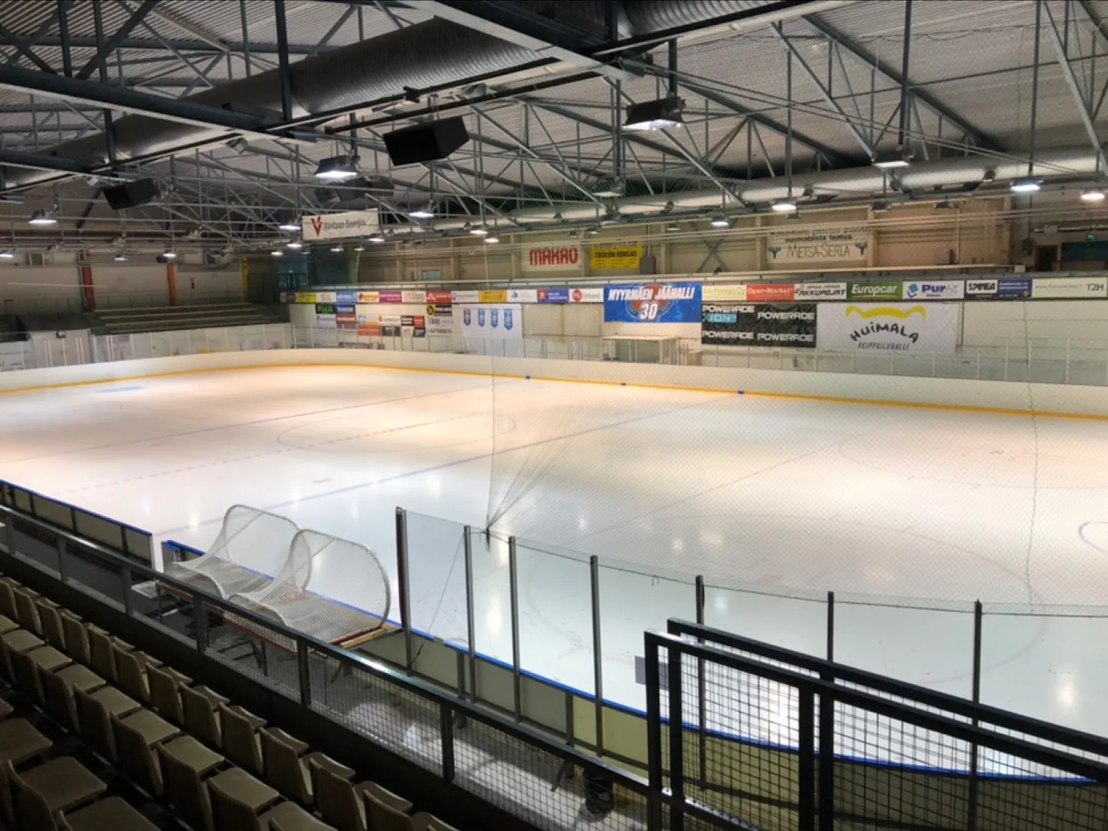 Myyrmäen jäähalli 1, jääkenttä katsomosta nähtynä – Myyrmäen jäähalli 1