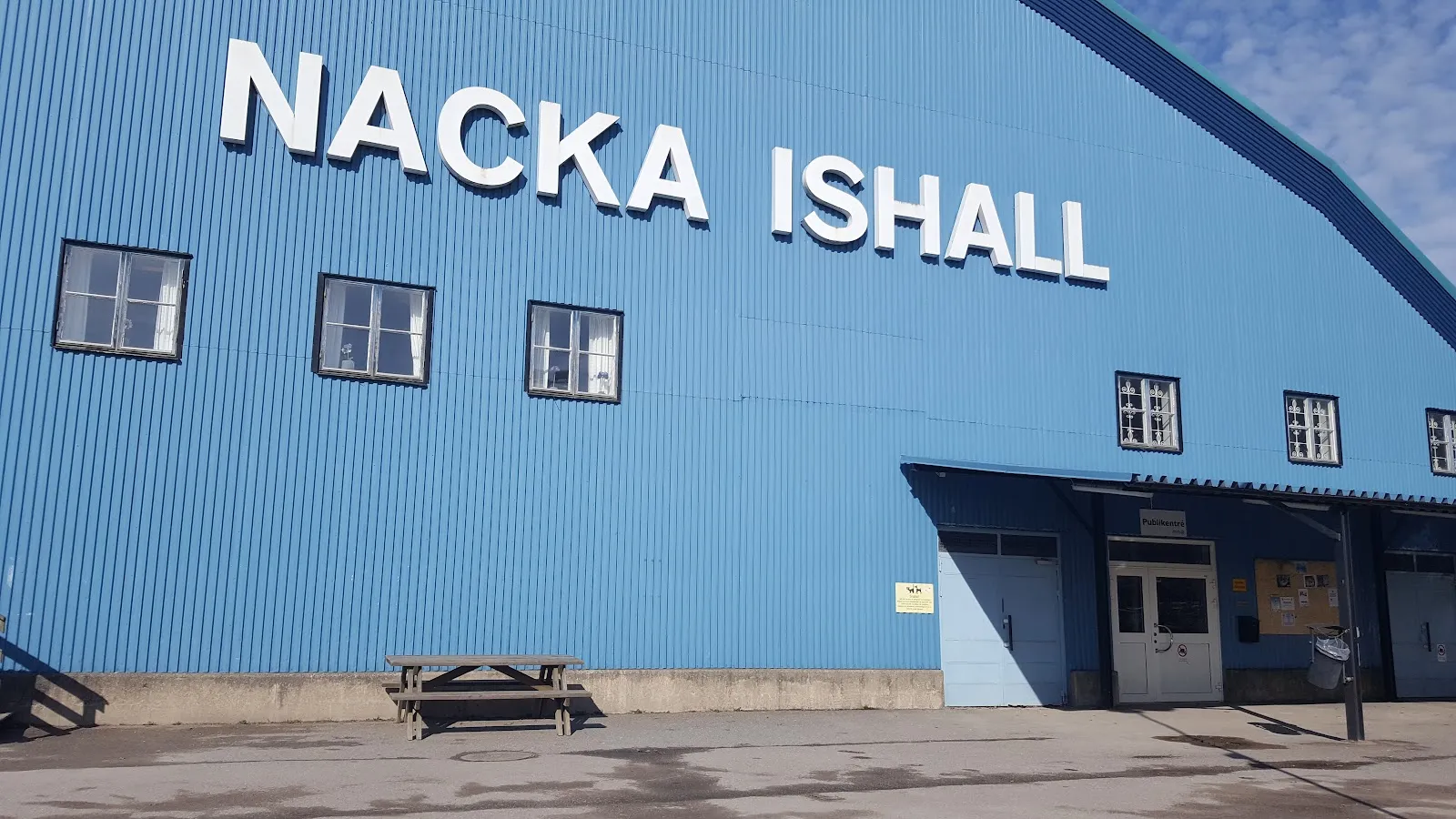 The blue Nacka ishall building with its name on the gable — Nacka ishall
