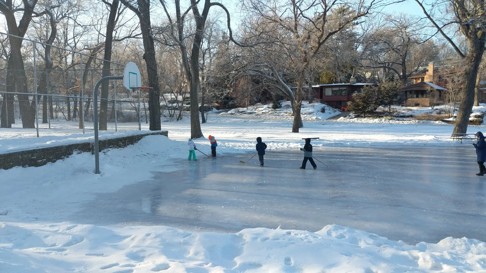 El hielo de Nakoma Park Outdoor Rink, en una foto de su ficha de Google Maps. — Nakoma Park Outdoor Rink