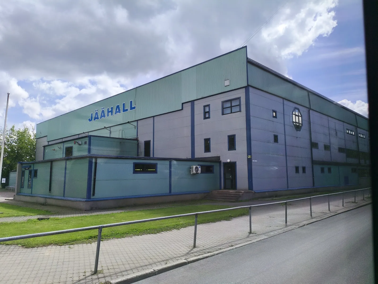 Narva jäähall Juuli tänaval: sinakasroheline hall JÄÄHALL sildiga – Narva jäähall