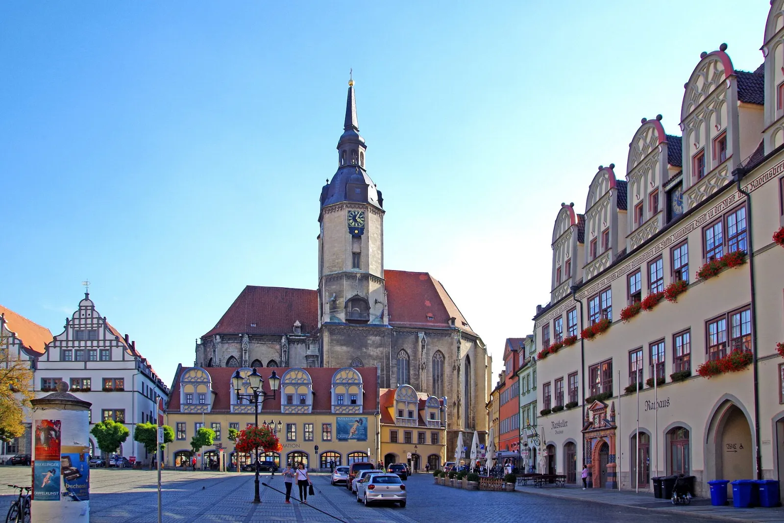 Der Markt in Naumburg, der Platz, auf dem die Eisbahn Naumburg on Ice jeden Winter aufgebaut wird (außerhalb der Saison fotografiert) – Naumburg on Ice