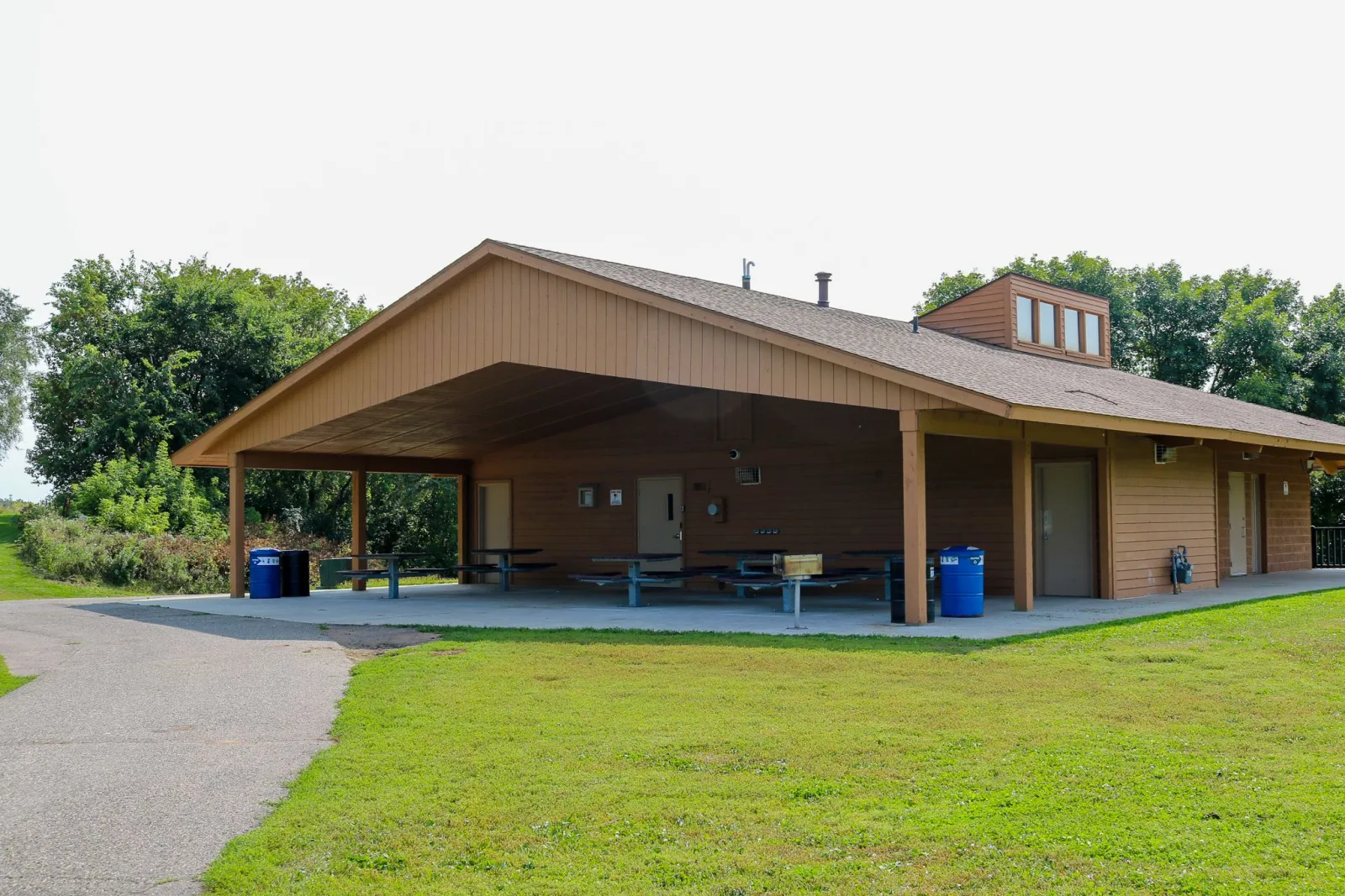 La caseta de calefacción y el refugio para días de campo de Neill Park, con mesas y un asador (foto de la página de la Ciudad de Burnsville) — Neill Park Outdoor Rink