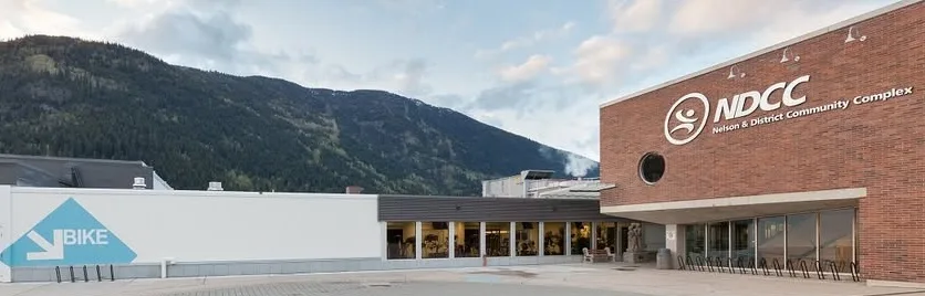 El frente del Nelson & District Community Complex, de la página de la instalación del RDCK — Nelson & District Community Complex
