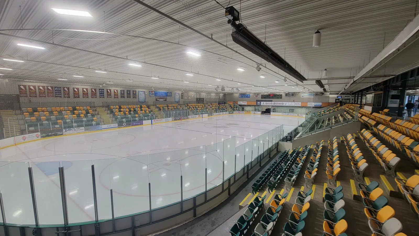 El hielo y las gradas de la arena del Nelson & District Community Complex — Nelson & District Community Complex