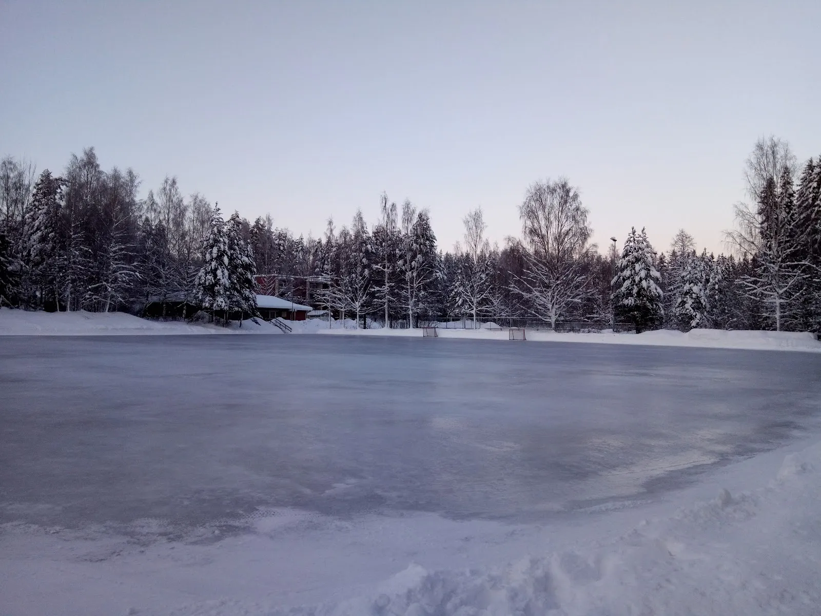 The ice at Neulamäen luistelukenttä, in a photo from its Google Maps listing. — Neulamäen luistelukenttä
