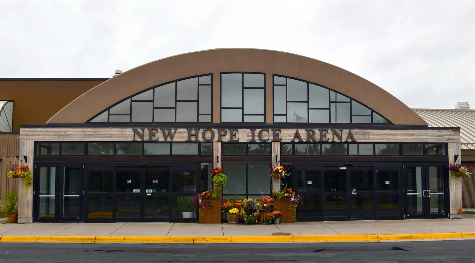 La entrada principal de New Hope Ice Arena. — New Hope Ice Arena