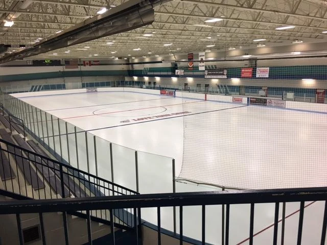 La South Rink vista desde el pasillo de los espectadores. — New Hope Ice Arena