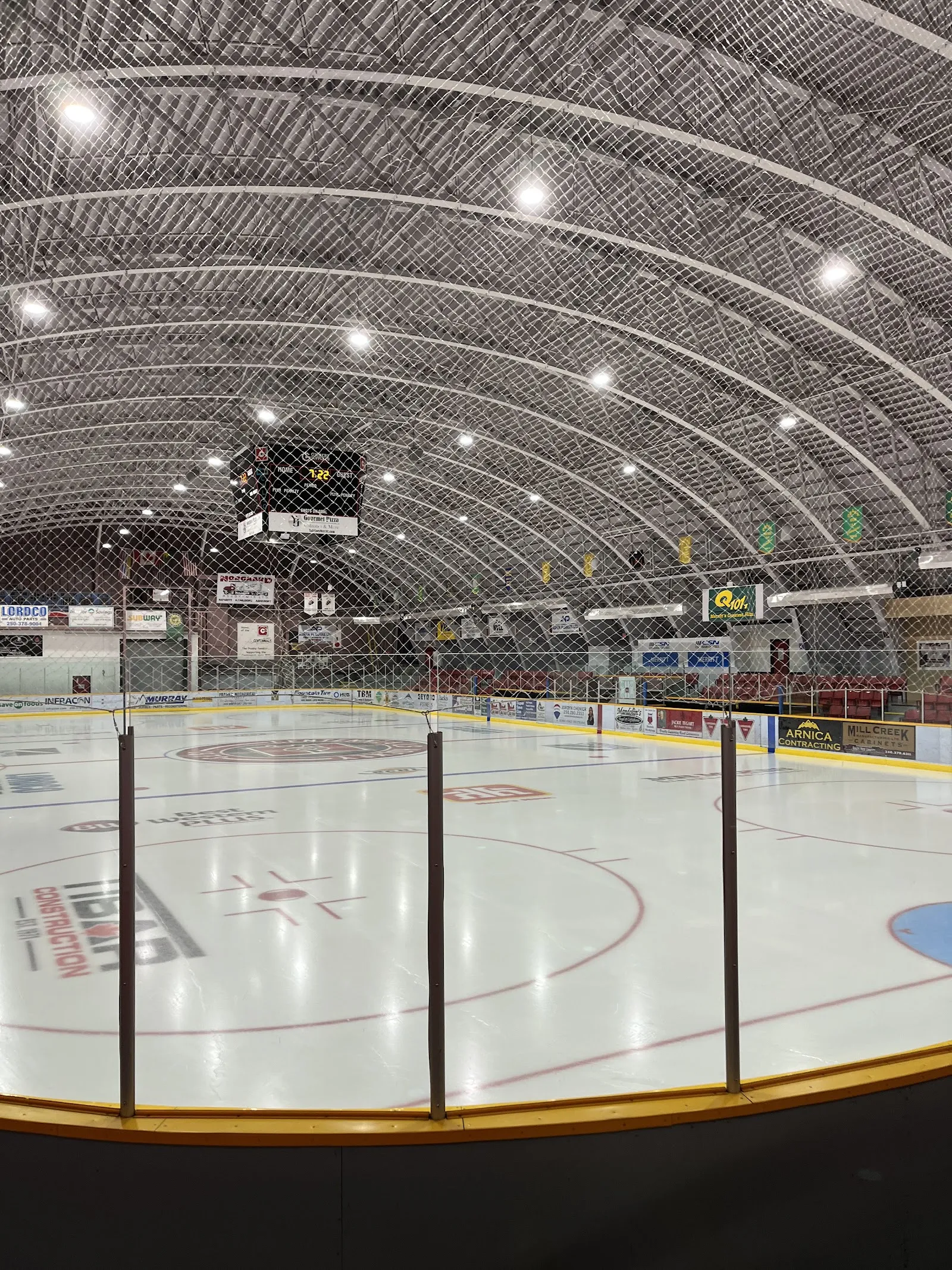 Nicola Valley Memorial Arena: la pista de hielo bajo el techo arqueado — Nicola Valley Memorial Arena
