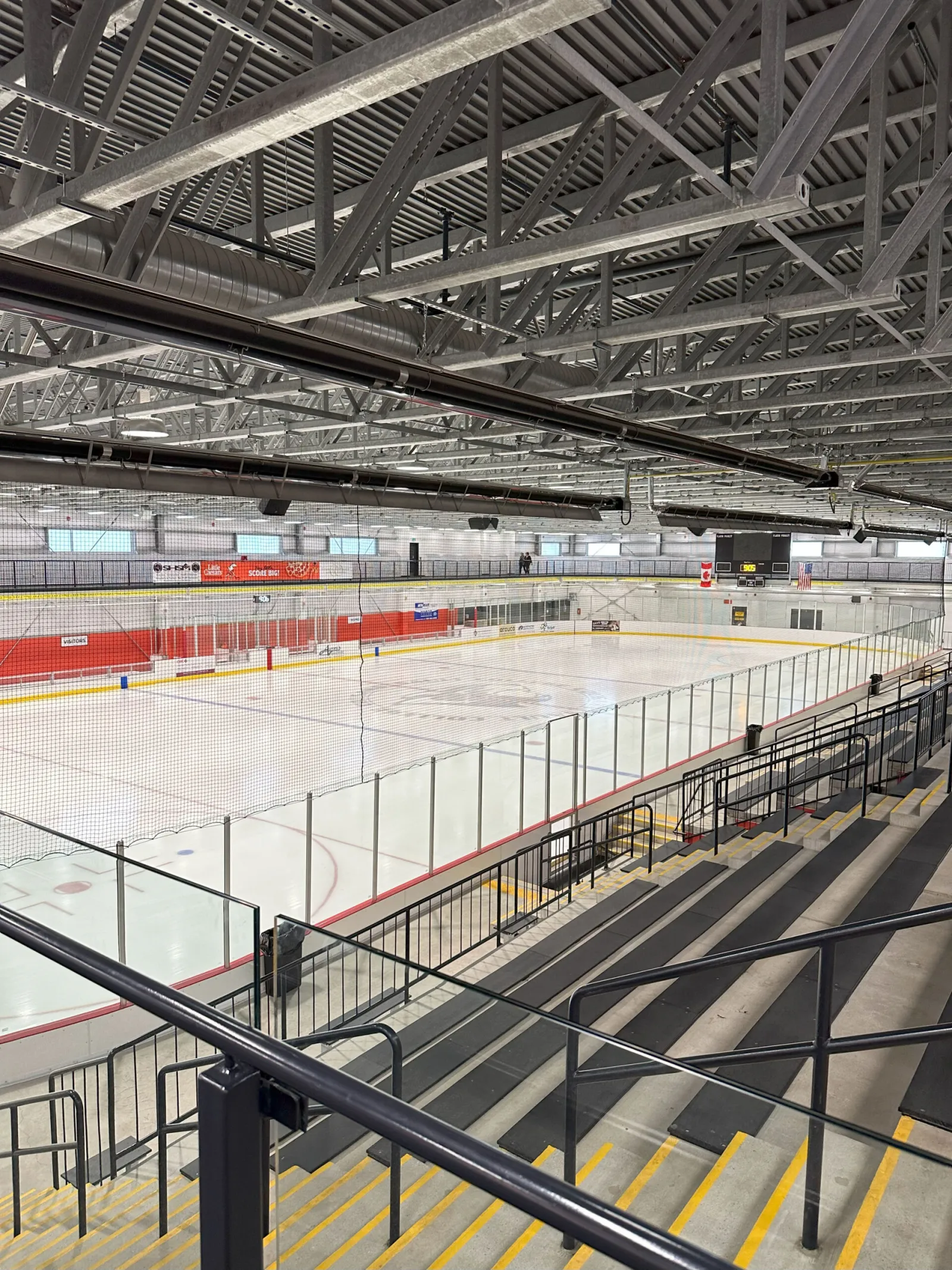 Una de las pistas de hielo del Northern Community Centre vista desde las gradas, con las vallas y los cristales que rodean la pista. — Northern Community Centre (Sault Ste. Marie)