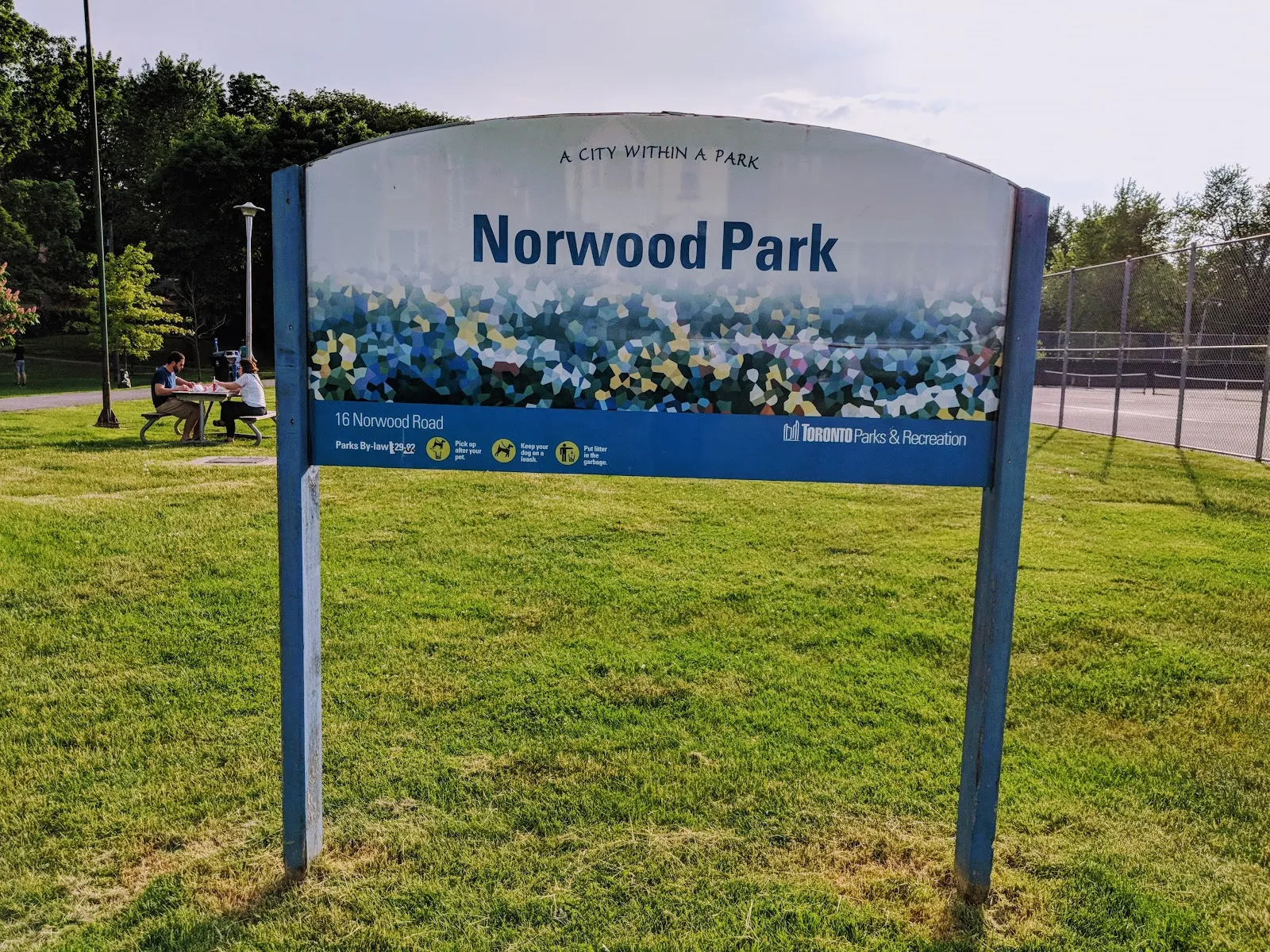 El letrero de Norwood Park en 16 Norwood Road, en una foto de su ficha de Google Maps. — Norwood Park Natural Ice Rink
