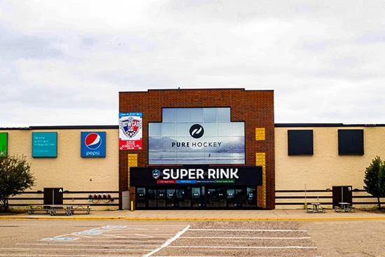 La entrada principal de la Super Rink del National Sports Center. — NSC Super Rink