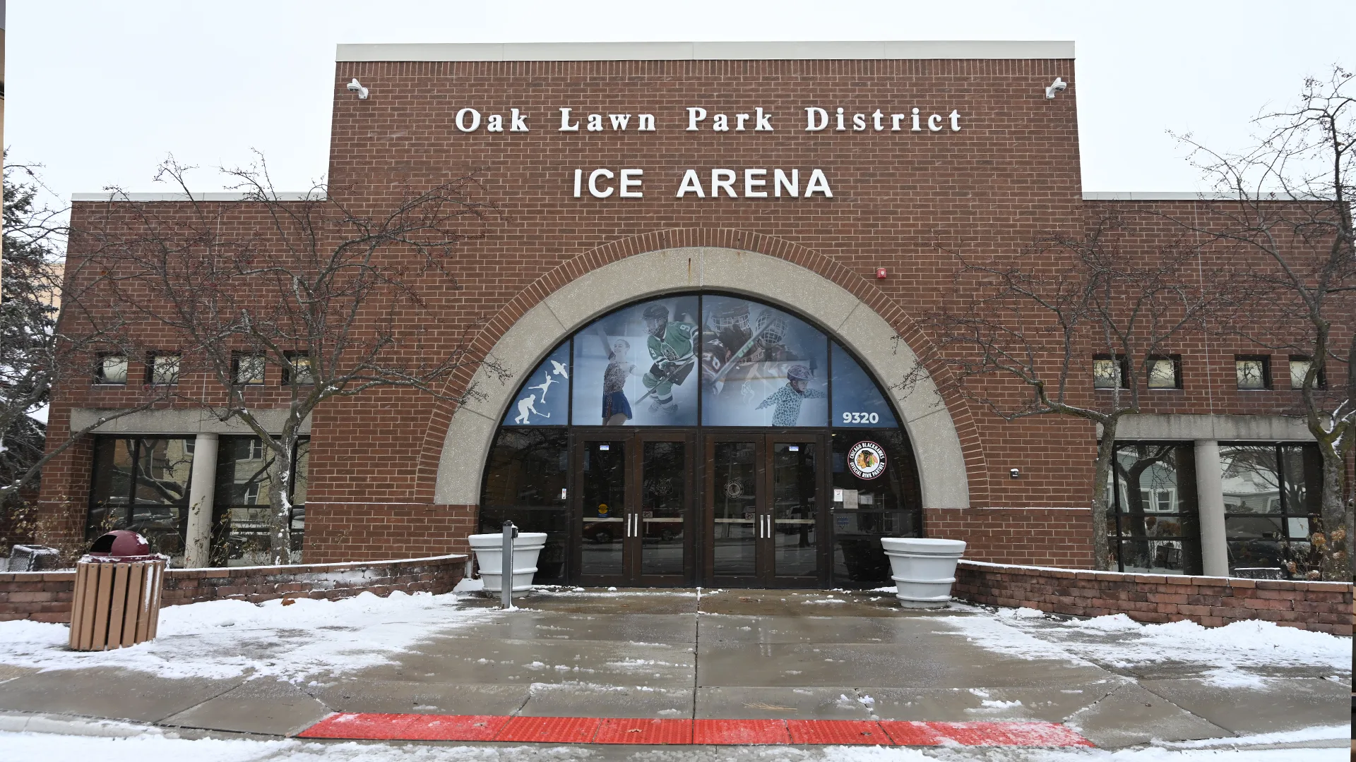 El nombre del distrito de parques tallado en el arco de ladrillo sobre las puertas — Oak Lawn Ice Arena