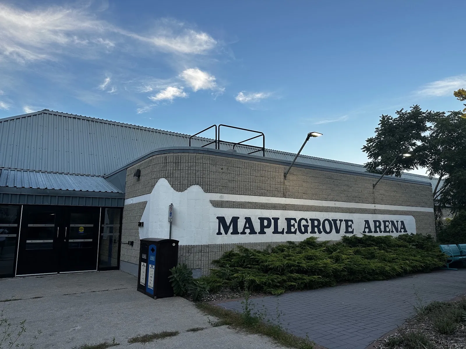 La Maple Grove Arena en Devon Road, en Oakville, con su nombre pintado en letras grandes a lo largo del muro frontal — Maple Grove Arena