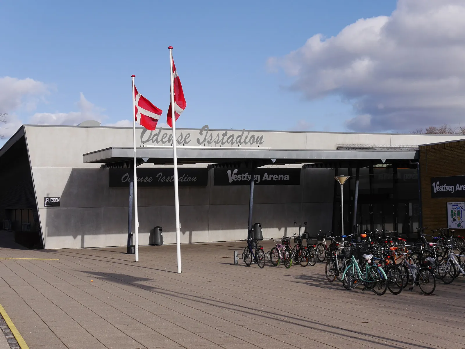 Indgangen til Odense Isstadion, Møllemarksvej, Odense — Odense Skøjtehal
