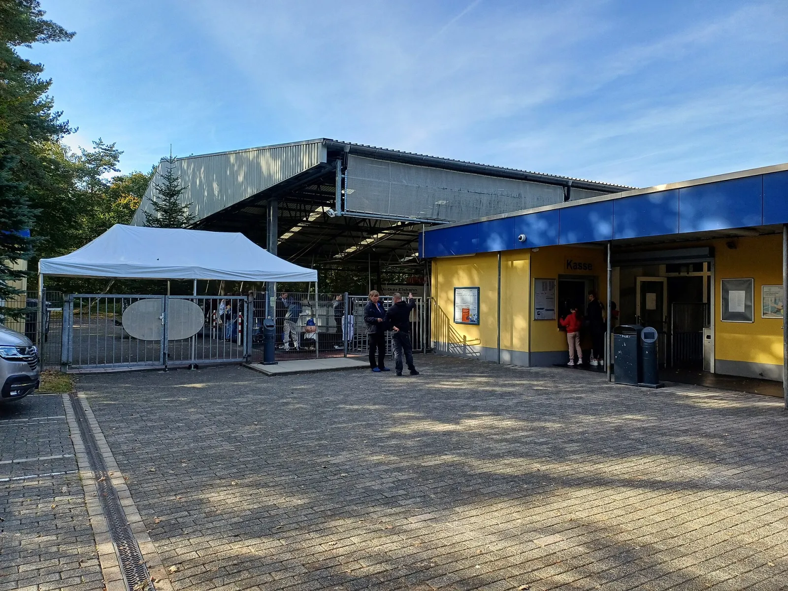 Die Eingangsseite der Oetker-Eisbahn in Bielefeld im Jahr 2024. – Oetker-Eisbahn