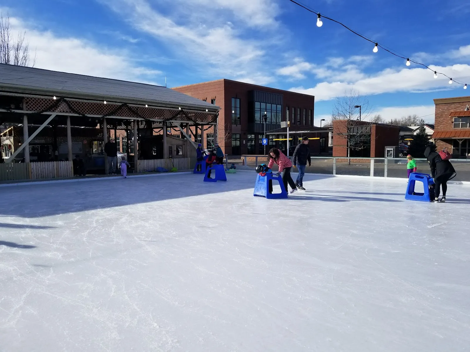 La pista Old Town Skate junto al Steinbaugh Pavilion en el centro de Louisville, Colorado (foto del listado de Google Maps) — Old Town Skate
