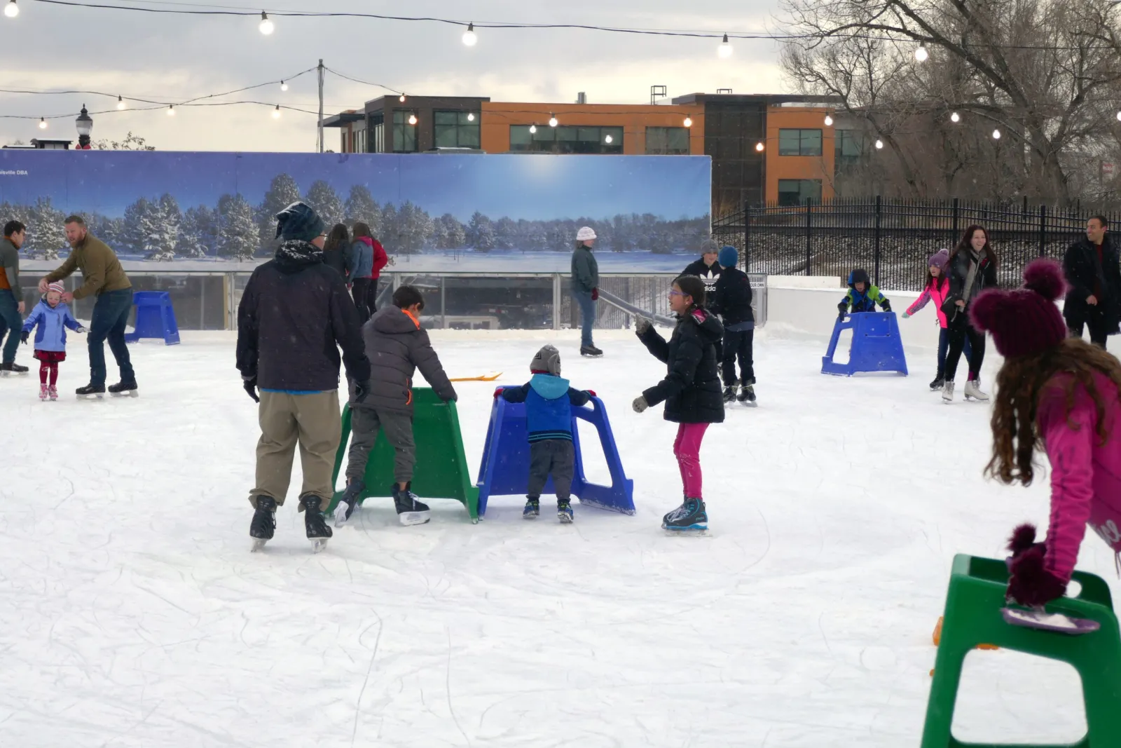 Patinadores y apoyos para patinar en la pista Old Town Skate en el centro de Louisville (sitio web de Old Town Skate) — Old Town Skate