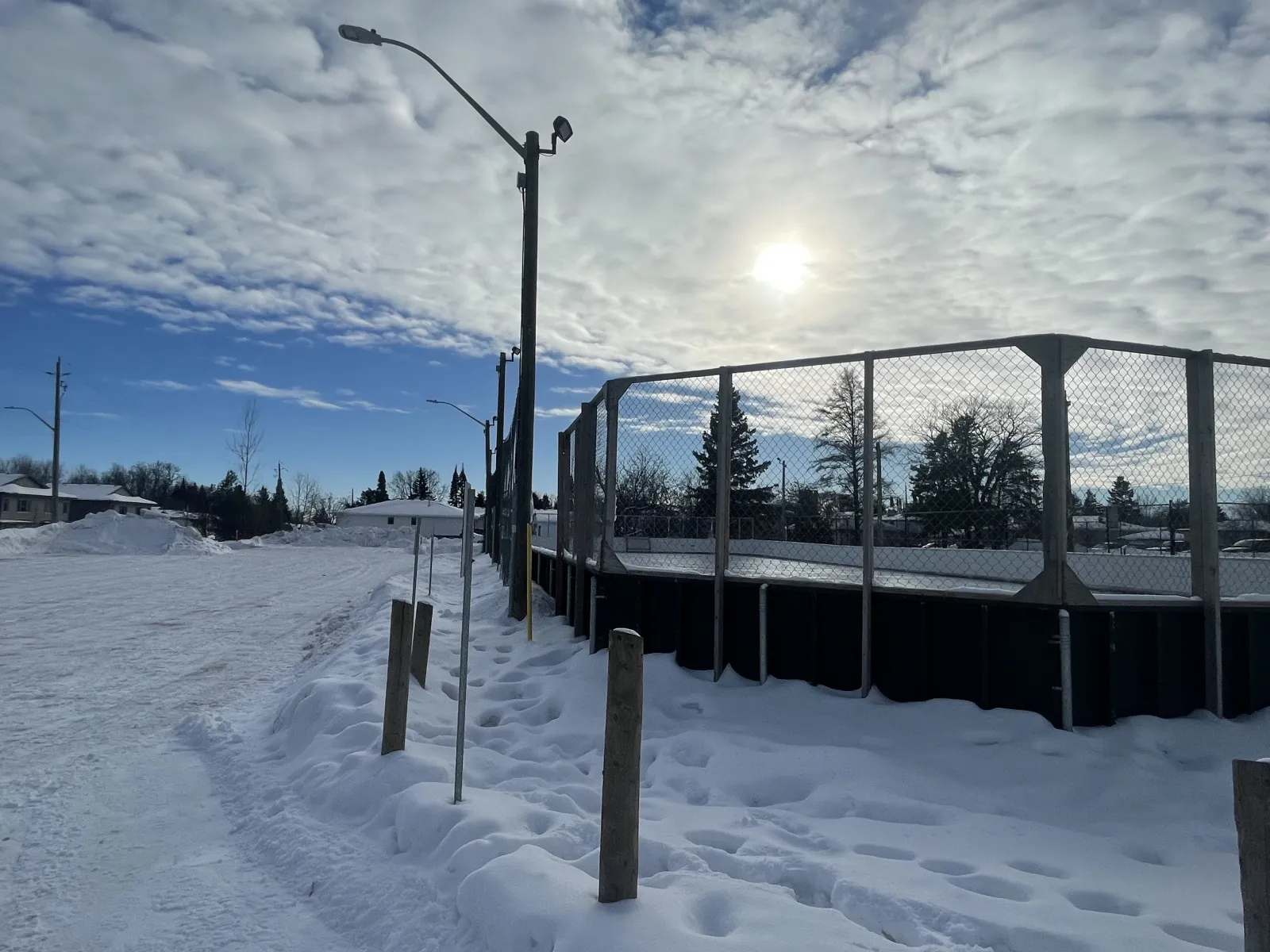 La pista del Oliver Road Community Centre vista desde el lado de la calle — Oliver Road Community Centre Outdoor Rink