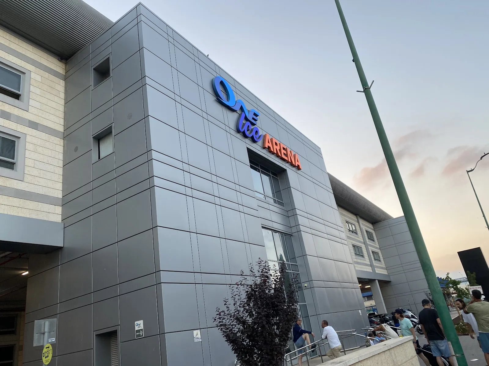 חיפוי האפור ושלט OneIce של מבנה OneIce Arena בשעת בין ערביים — OneIce Arena