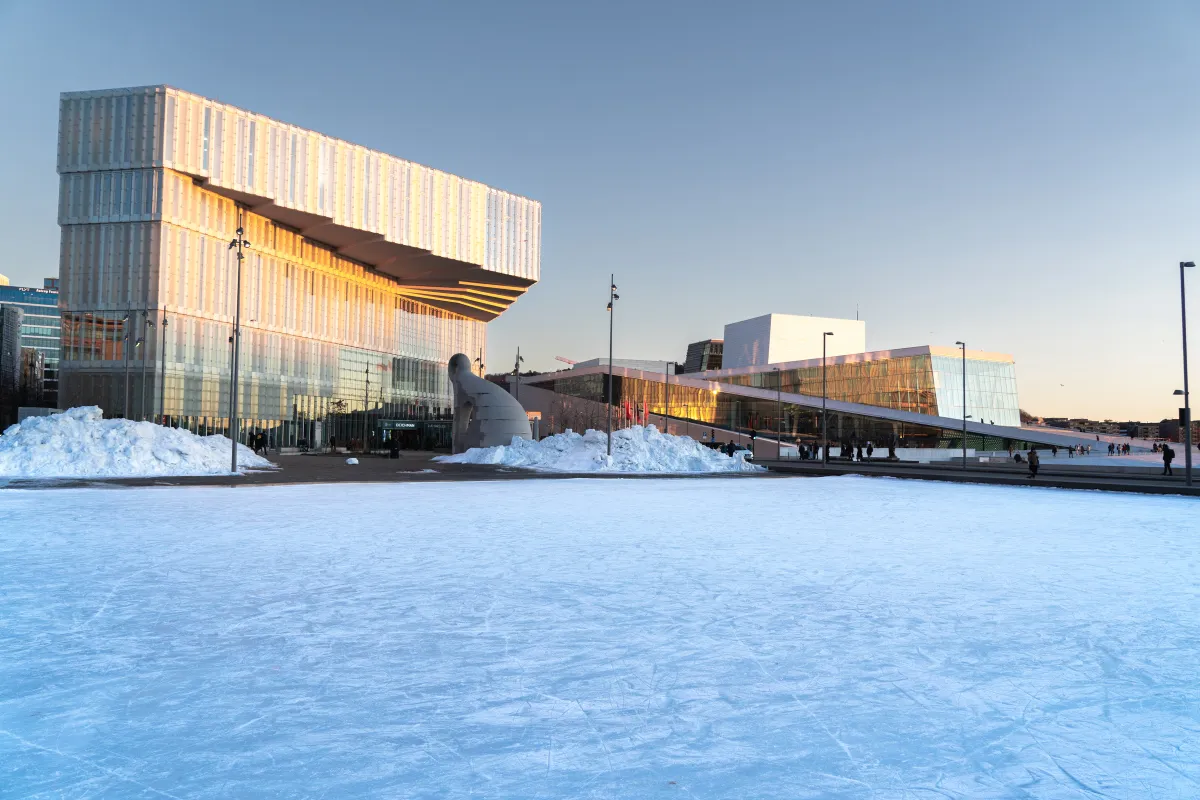 Kunstisen utenfor Deichman-biblioteket i Bjørvika, med Operahuset bak. — Operaallmenningen kunstisbane