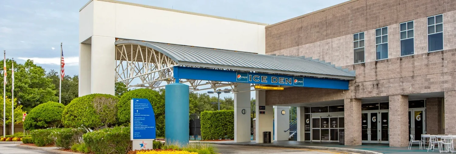 La entrada con letrero del Ice Den en el complejo de Maitland Summit Boulevard. — Orlando Ice Den