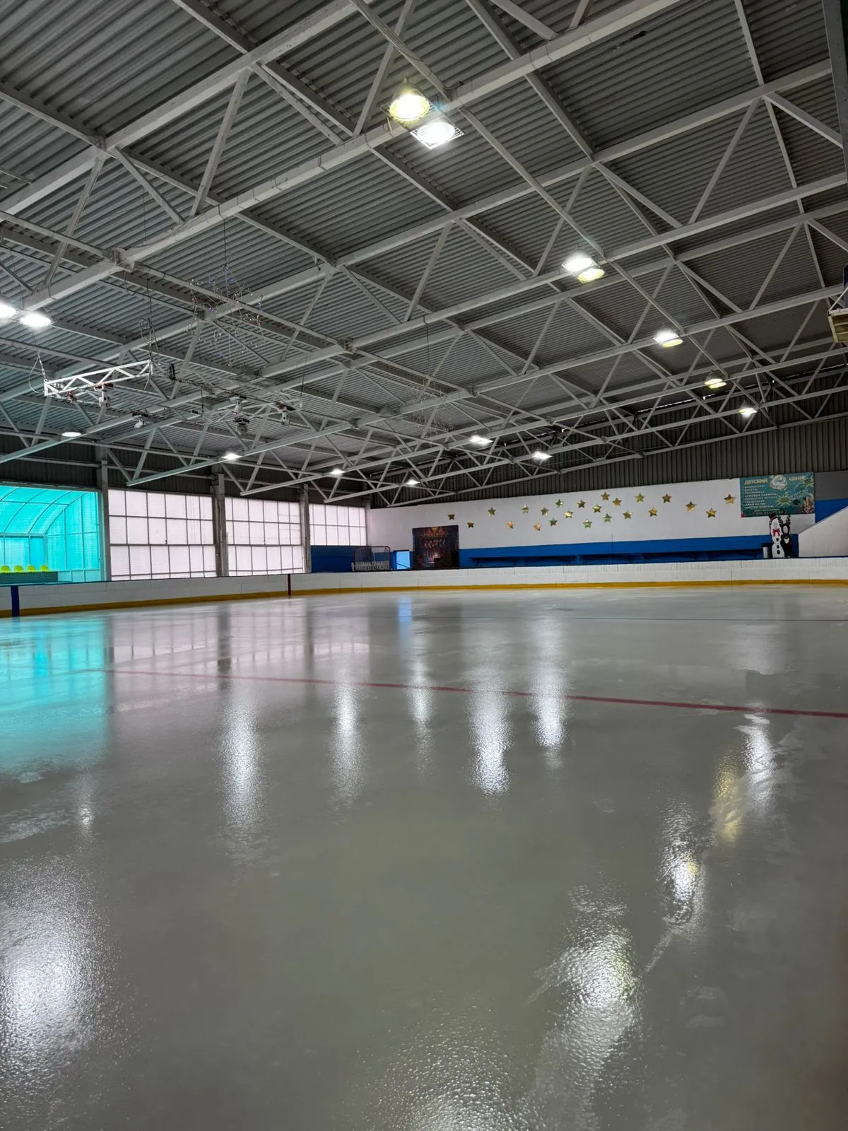 The empty ice sheet under the steel-framed roof of the Osminozhek rink in Rostov-on-Don — Osminozhek Ice Rink Rostov-on-Don