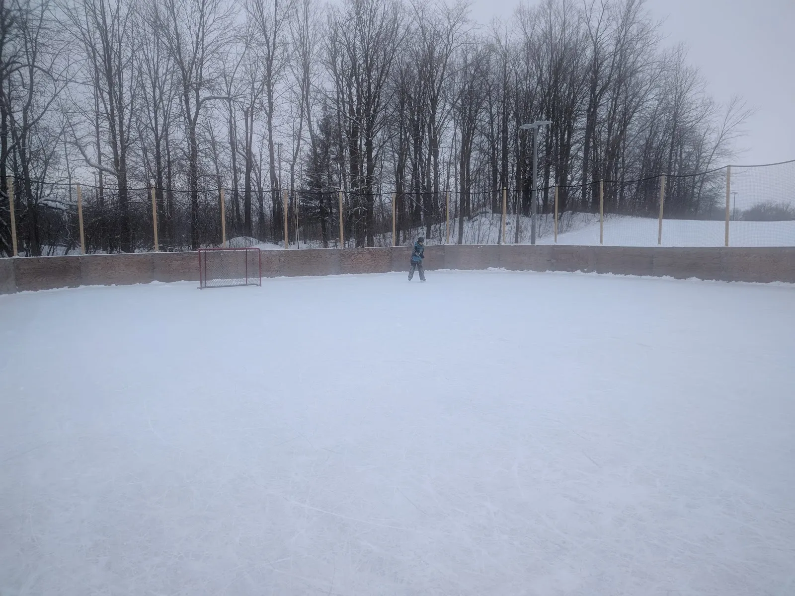 El hielo de McKendry Park Outdoor Rink, en una foto de su ficha de Google Maps. — McKendry Park Outdoor Rink