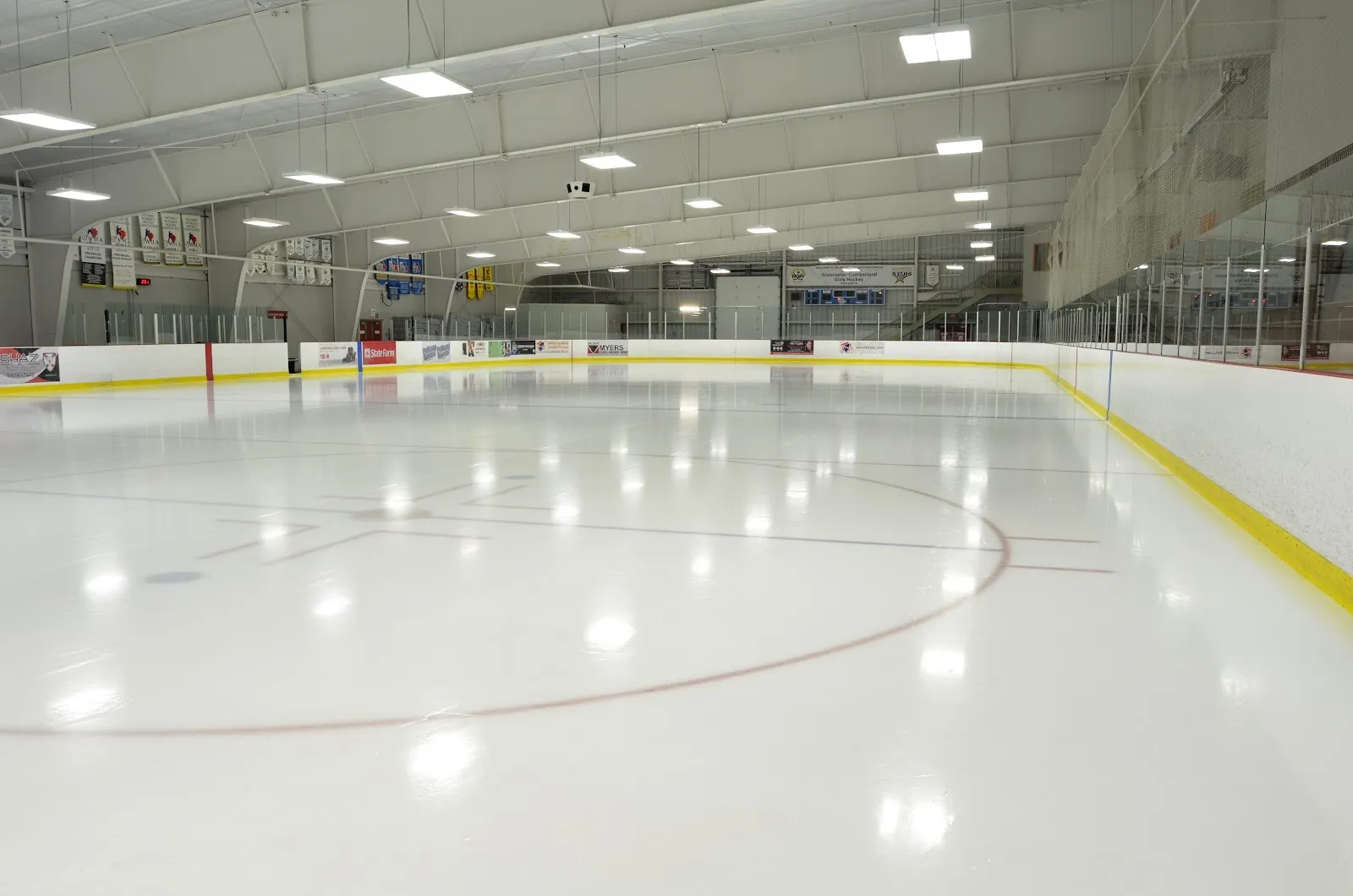 Una pista vacía y recién inundada del Ray Friel Recreation Complex en Orléans, vista desde la superficie del hielo — Ray Friel Recreation Complex