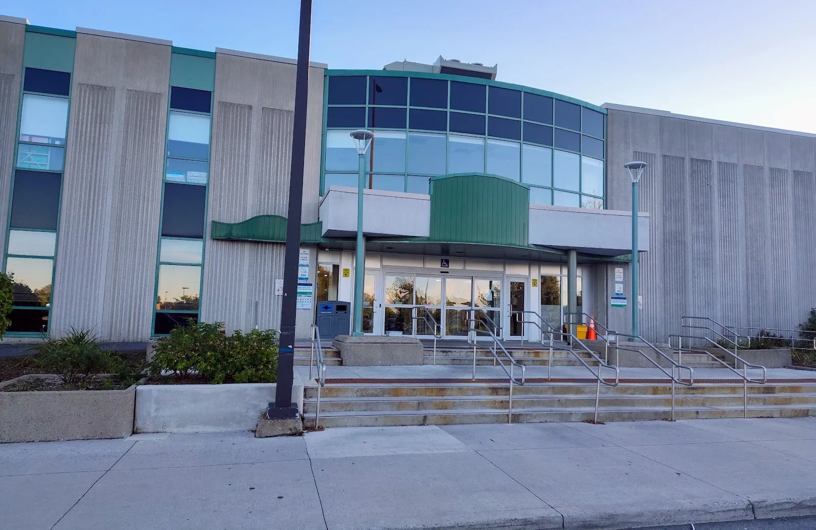 Los escalones y la entrada curva de vidrio del Walter Baker Sports Centre en Malvern Drive, en Barrhaven, Ottawa — Walter Baker Sports Centre