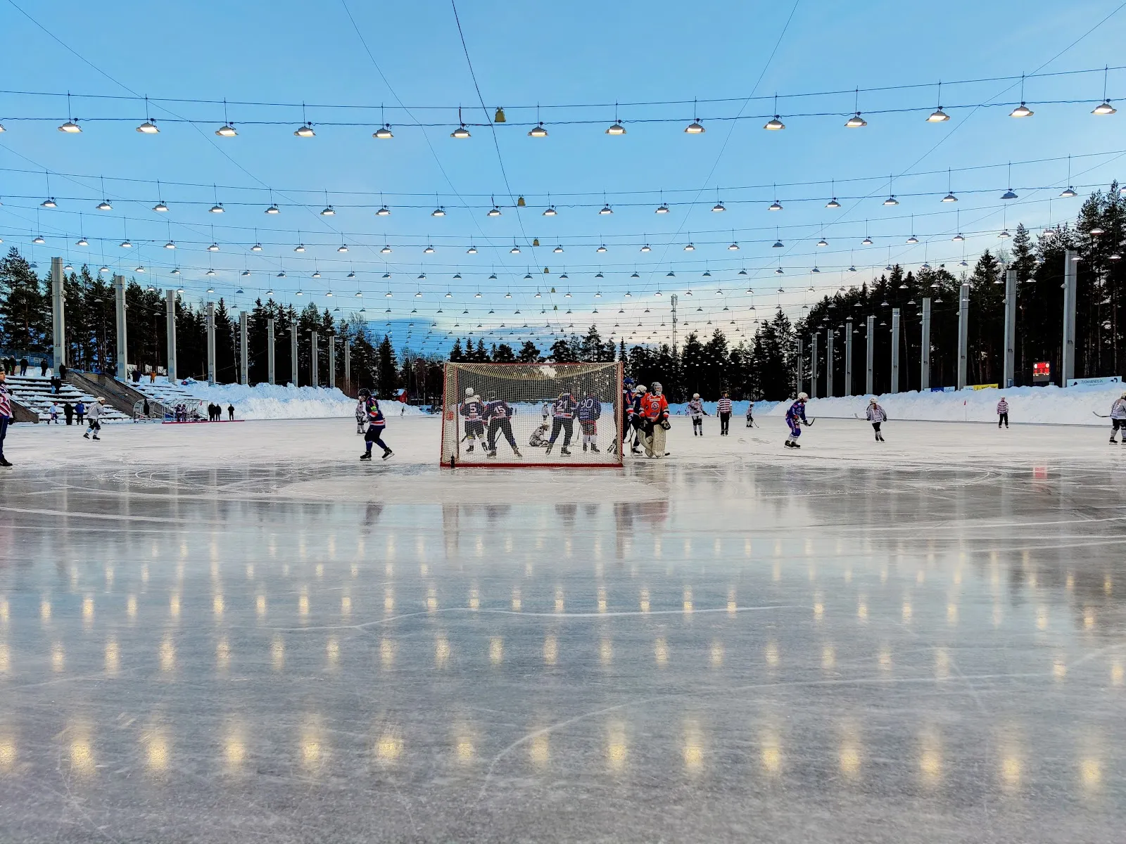 Ishockeymatch på den stora konstisplanen i Åggelby idrottspark – Oulunkylän tekojääkenttä