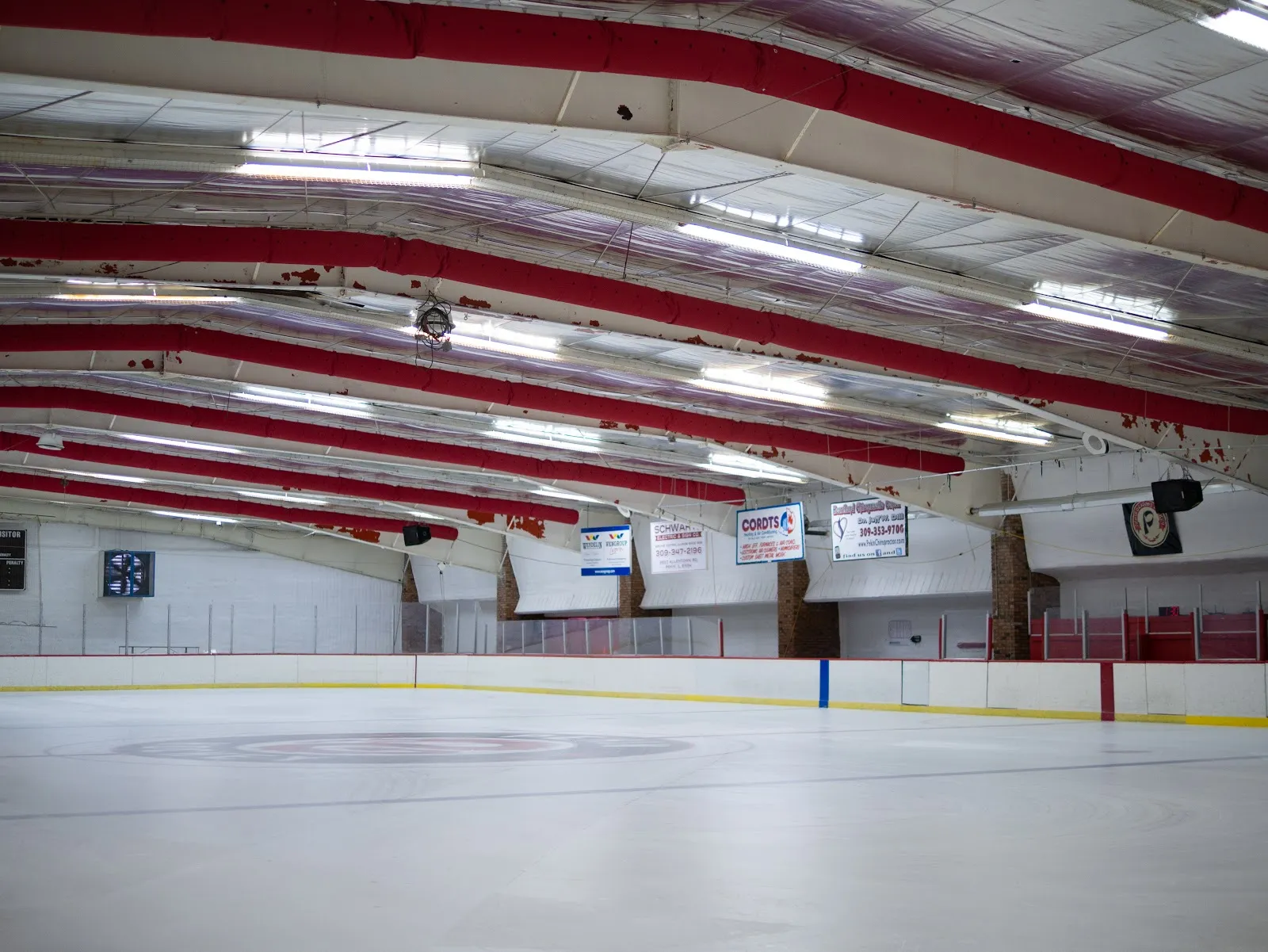 Una de las dos pistas de tamaño completo del Owens Ice Center, vista desde un extremo. — Owens Ice Center