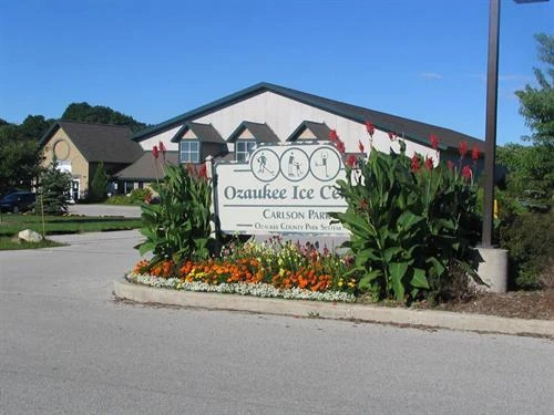 La entrada y el letrero junto al camino de Ozaukee Ice Center en Carlson Park. — Ozaukee Ice Center