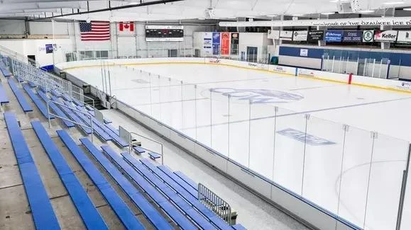 Una amplia vista de la South Rink de Ozaukee Ice Center, casa del hockey de Concordia Wisconsin. — Ozaukee Ice Center